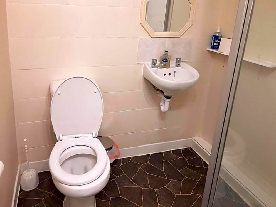 Irvine Riverside Guesthouse by Paymán Club