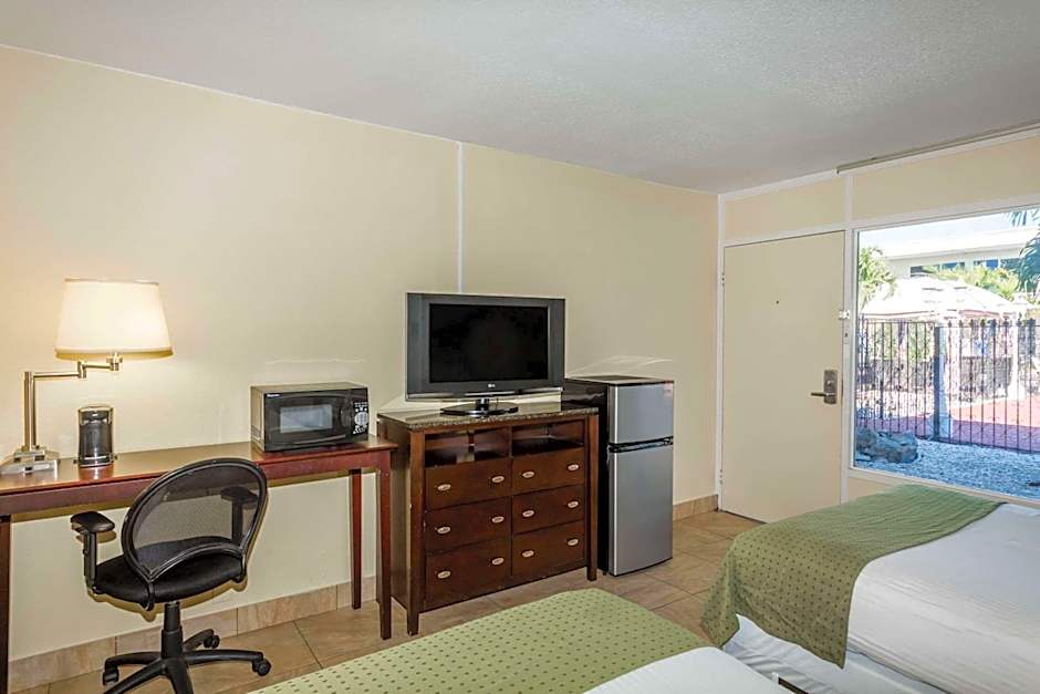 Days Inn by Wyndham St. Petersburg / Tampa Bay Area
