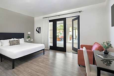 Courtyard King + Twin (ADA)