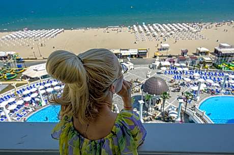 Studio with Sea View and Balcony (2 Adults + 1 Child) with Free Parking included