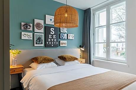 Eye Hotel