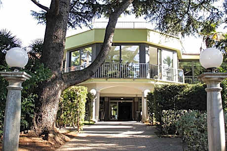 FLORAMARE HEALTH RESORT