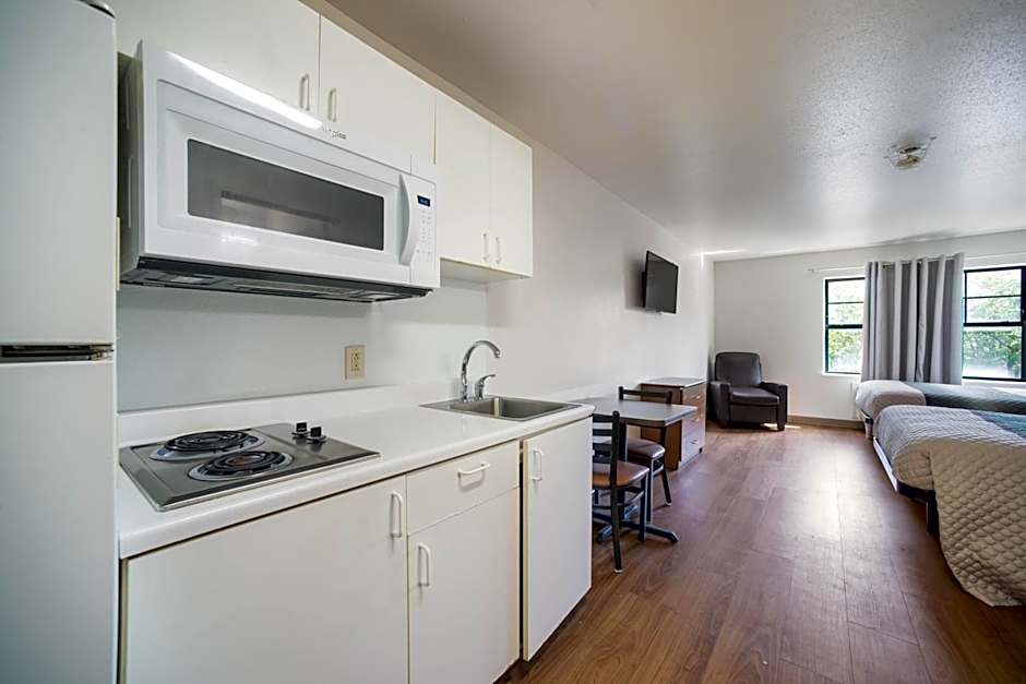 HomeTowne Studios by Red Roof St. Louis - Airport/ N Lindbergh
