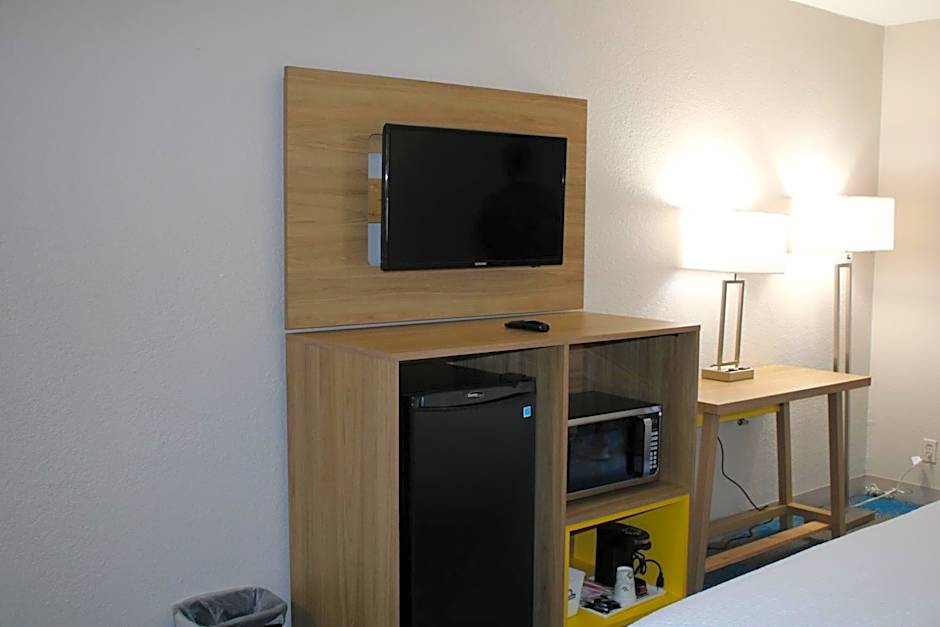 Days Inn by Wyndham Waco University Area