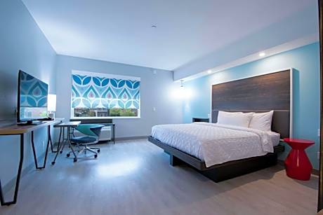 King Room with Roll-In Shower - Mobility Access