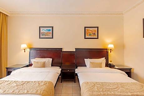 2 Beds, Pool View