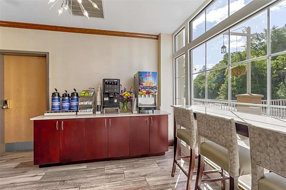 Best Western Plus River Escape Inn & Suites
