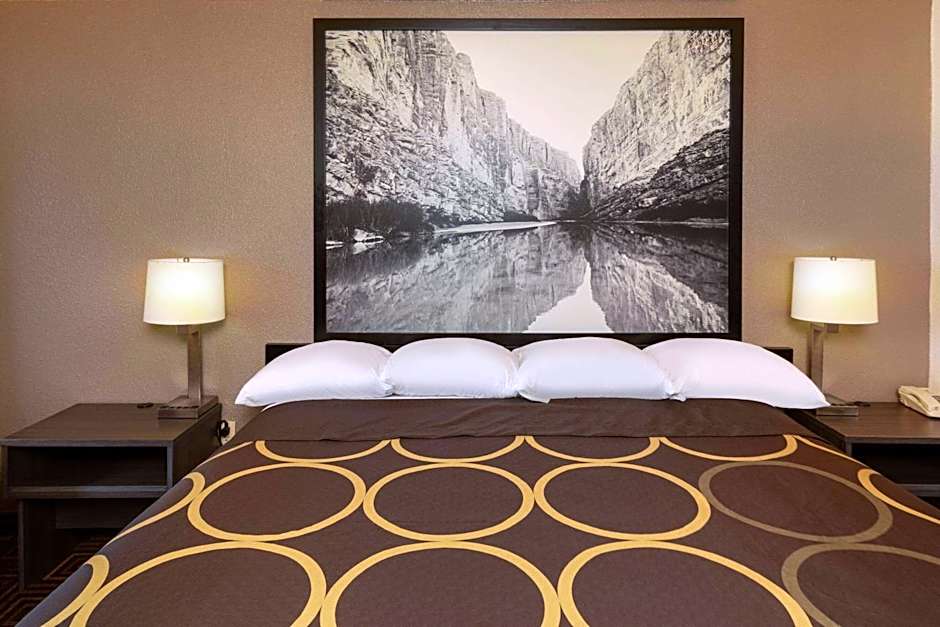 Super 8 by Wyndham Seguin