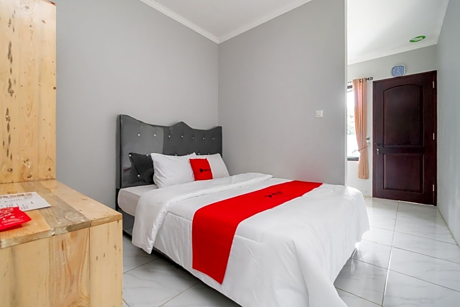 RedDoorz Plus near Jungeland Sentul