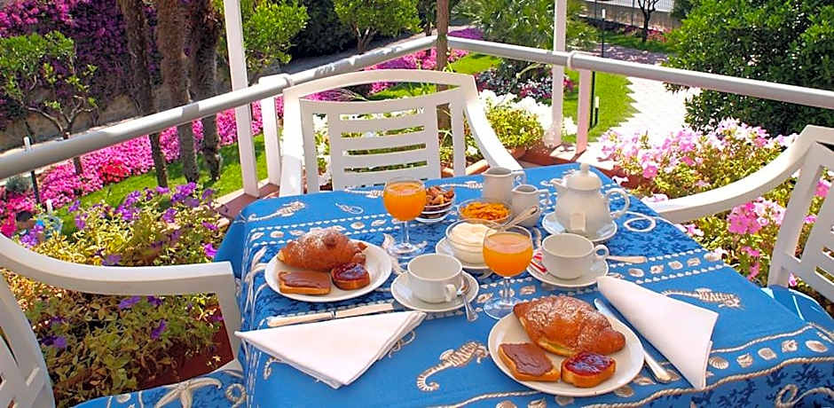 Hotel Riviera 3 Stelle con piscina estiva gratuita e garage a pagamento