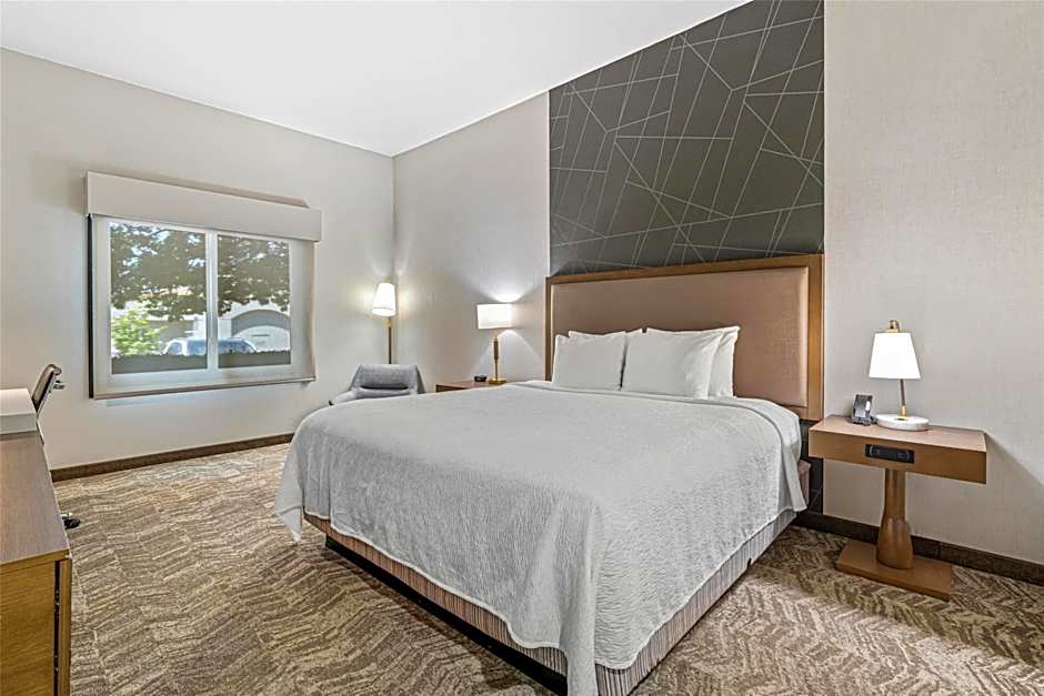 Best Western Valencia/Six Flags Inn & Suites