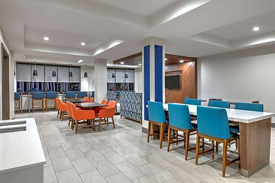 Holiday Inn Express Hotel & Suites Winnie By IHG