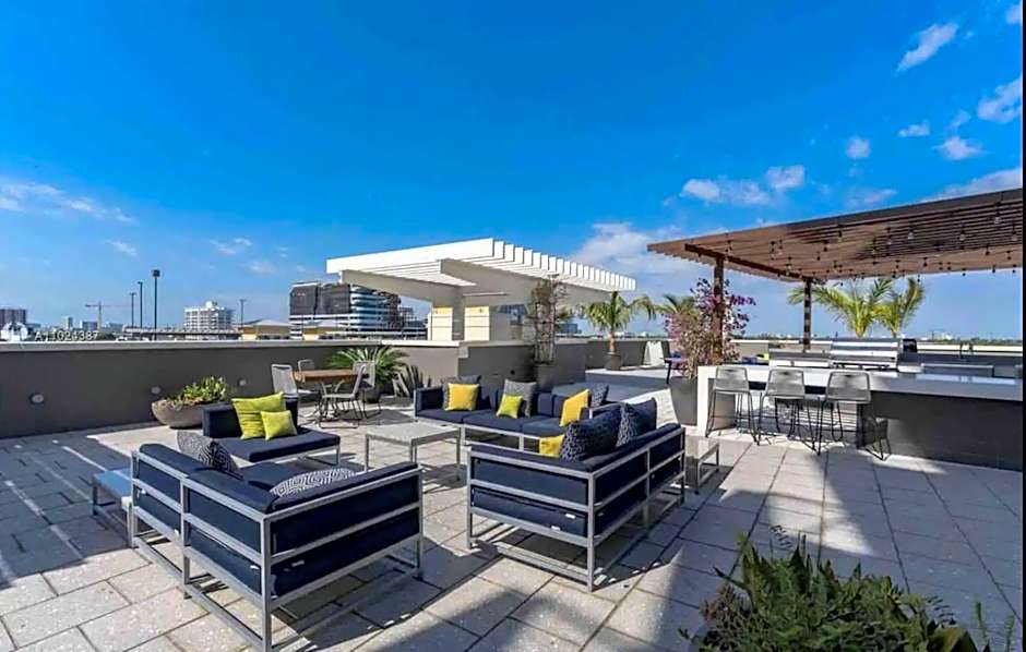 Spacious 2BD 2BTH at Midblock