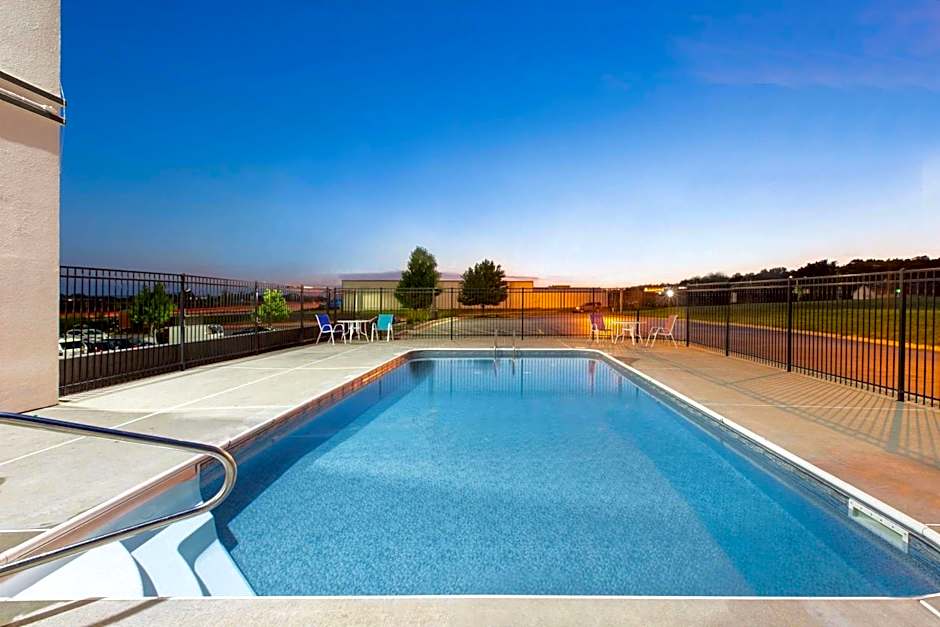 La Quinta Inn & Suites by Wyndham Blue Springs