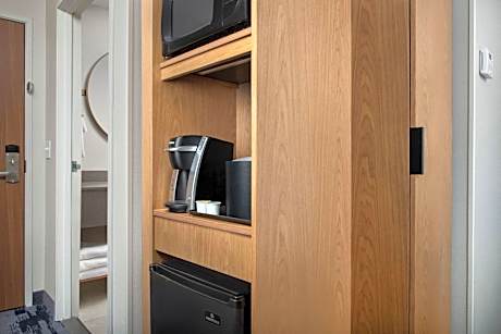 King Suite with Sofa Bed and Bathtub - Mobility Access