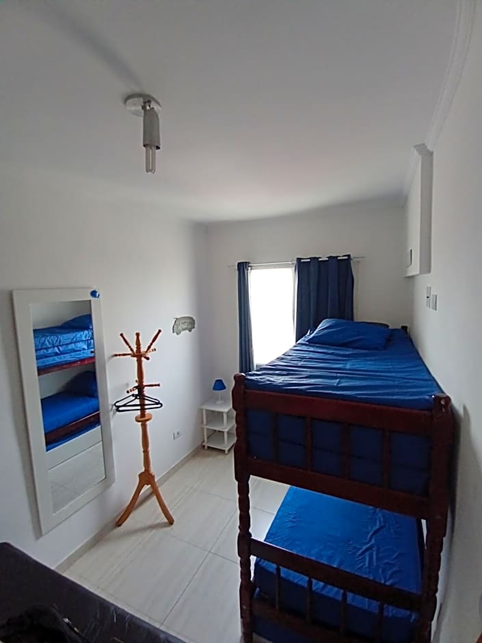 Prédio com piscina na cobertura frente ao mar, apartamento para até 6 pessoas e 3 crianças até 8 anos, churrasqueira na sacada, Wi-Fi grátis, NÃO oferecemos roupas de cama e banho, 1 vaga de garagem, na Praia Grande-Vila Mirim