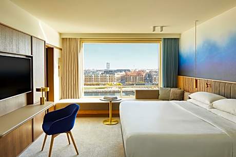 Deluxe Guest room, 1 King, Water View