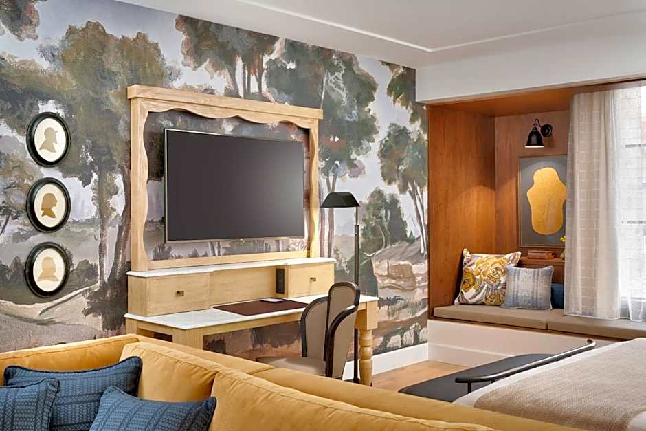 THE ADVENIRE, AUTOGRAPH COLLECTION