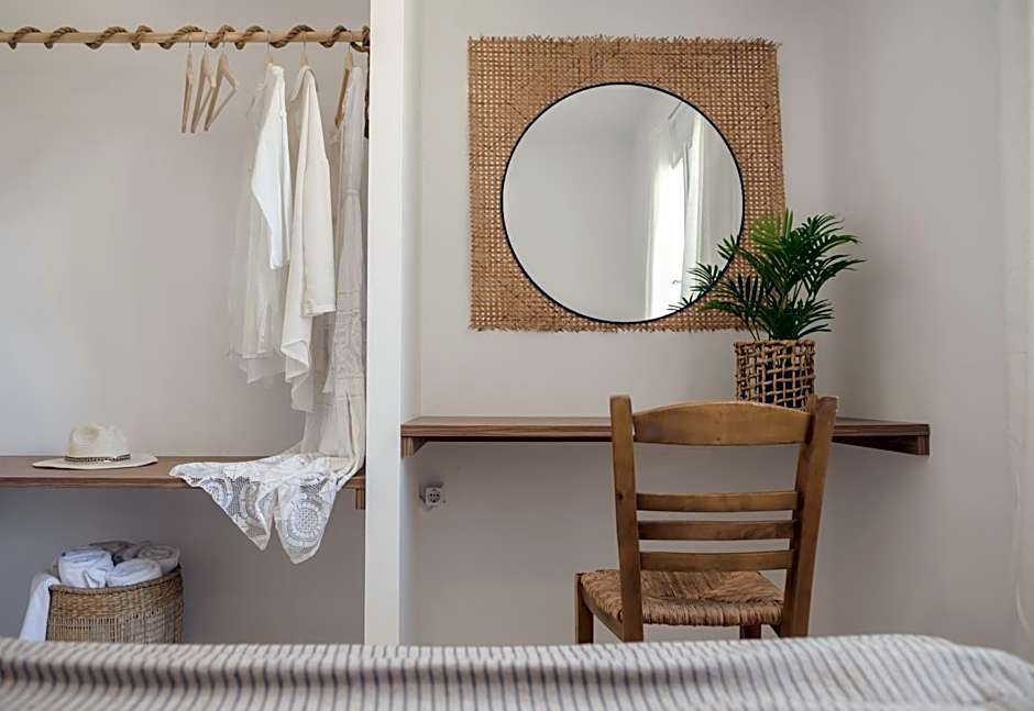 Santa Maroma Rooms & Houses