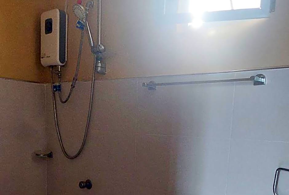 RedDoorz @ JL Lodging House and Cafe Irosin