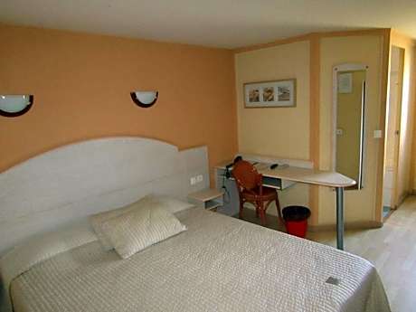 Triple Room with 1 Double Bed and 1 Single Bed