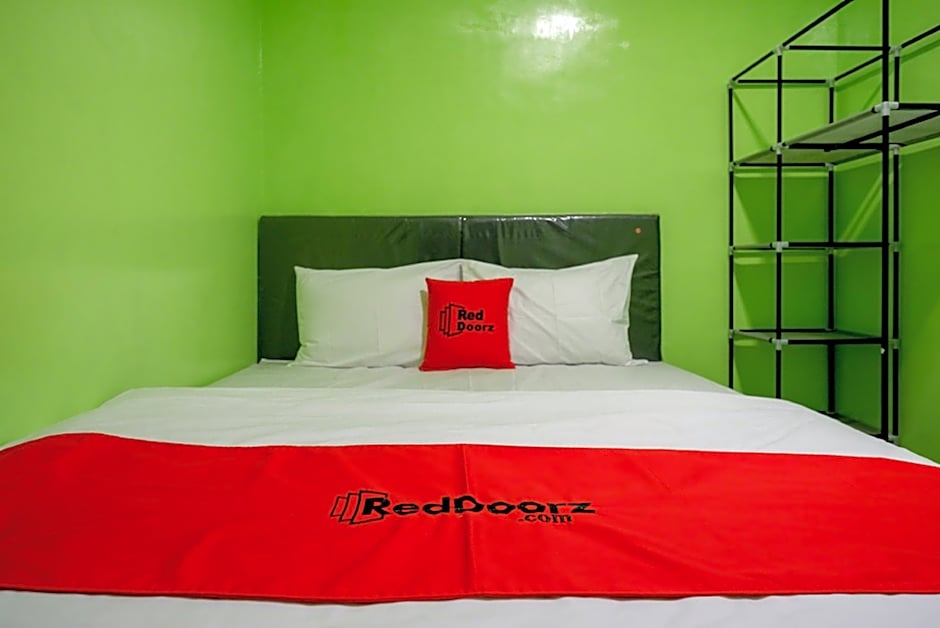 RedDoorz @ Jalan Gatot Subroto Semarang