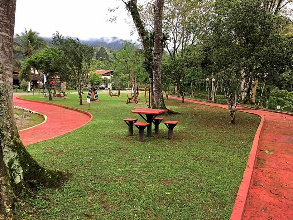 Caso em condomínio com lago, serra, campo e mar