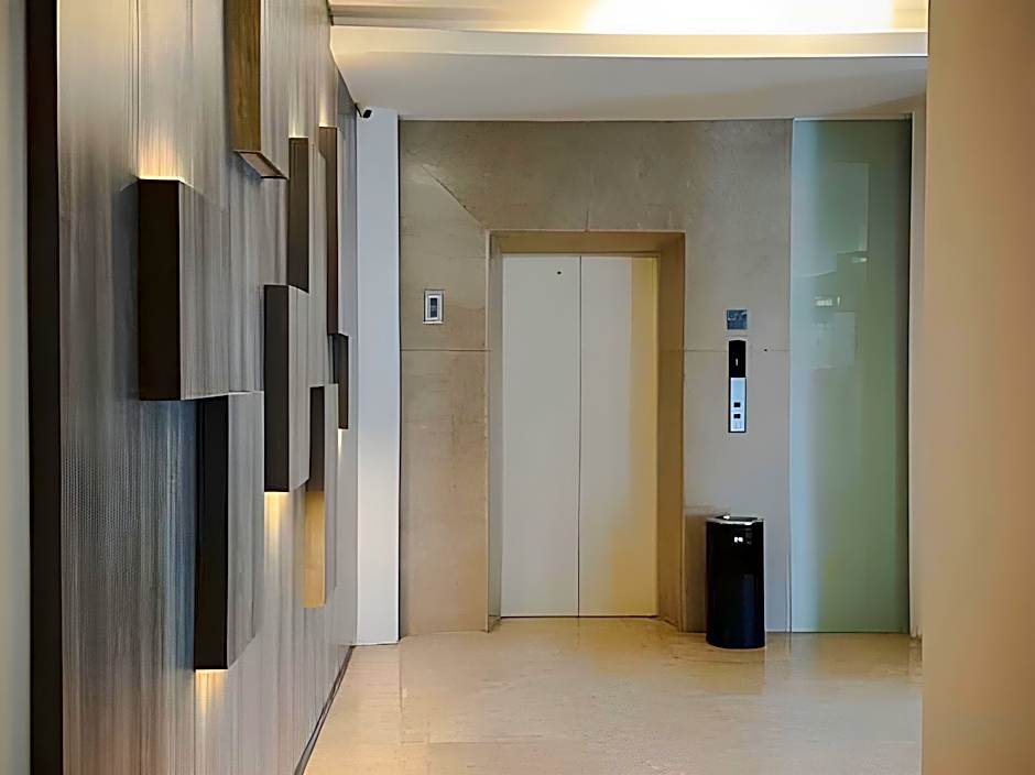 M - Regency Hotel