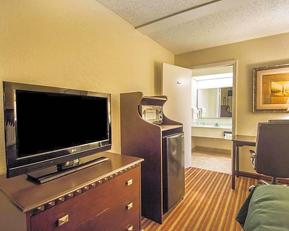 Quality Inn & Suites At Tropicana Field