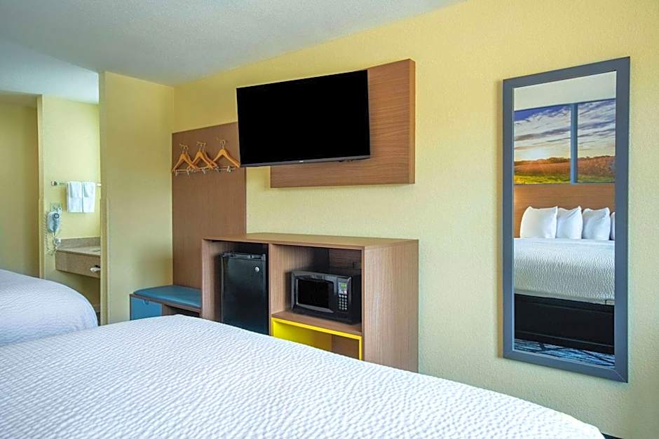 Days Inn by Wyndham Evansdale Waterloo