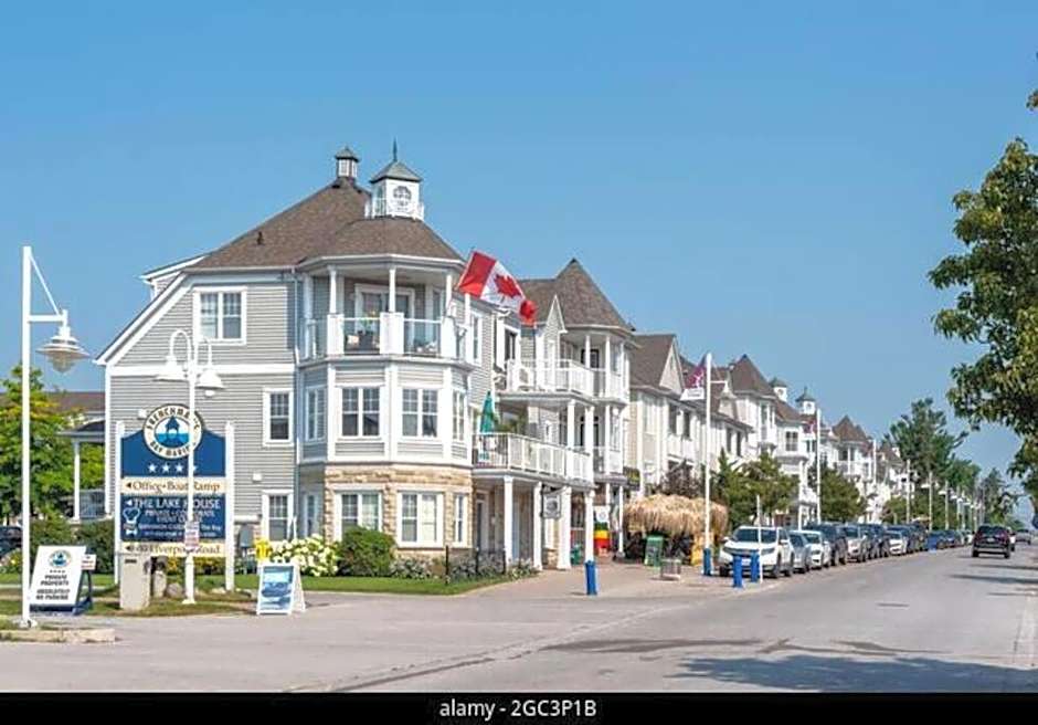 Stylish 2BR: w/free parking & streaming!