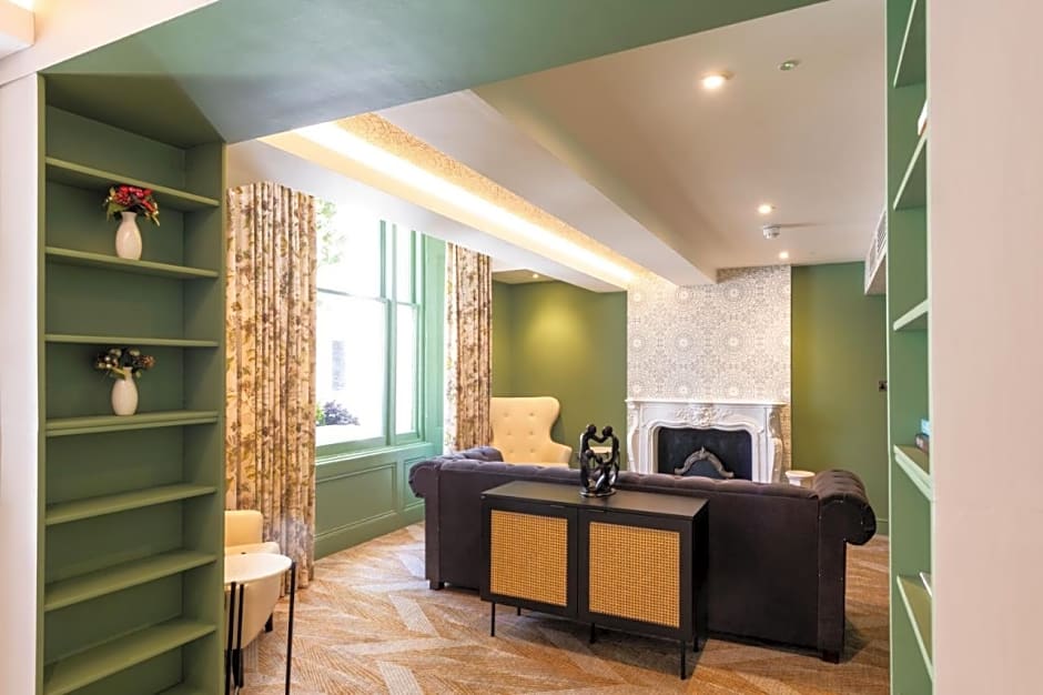 Byron Hotel
