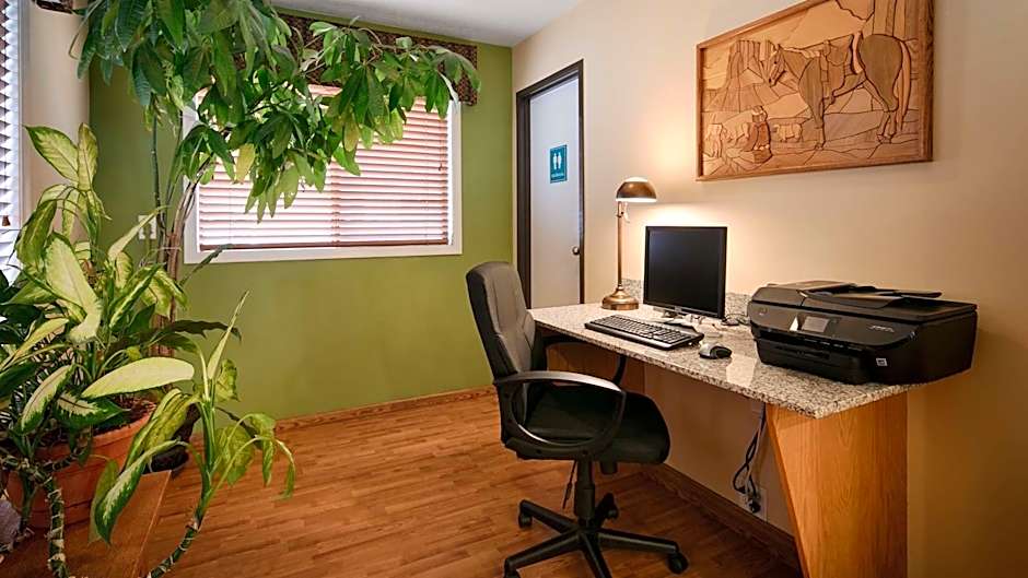 Oakridge Inn & Suites