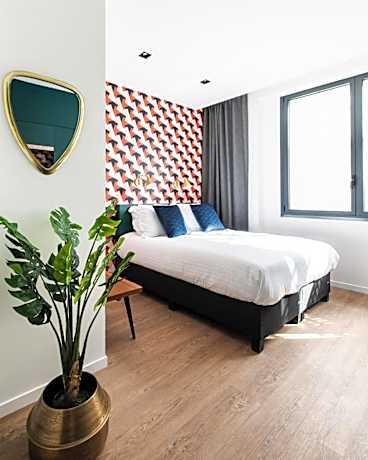 Large Studio with Kitchen