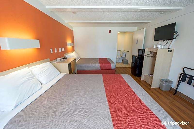 Super 8 by Wyndham Asheville/Biltmore