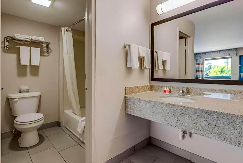Econo Lodge Inn & Suites
