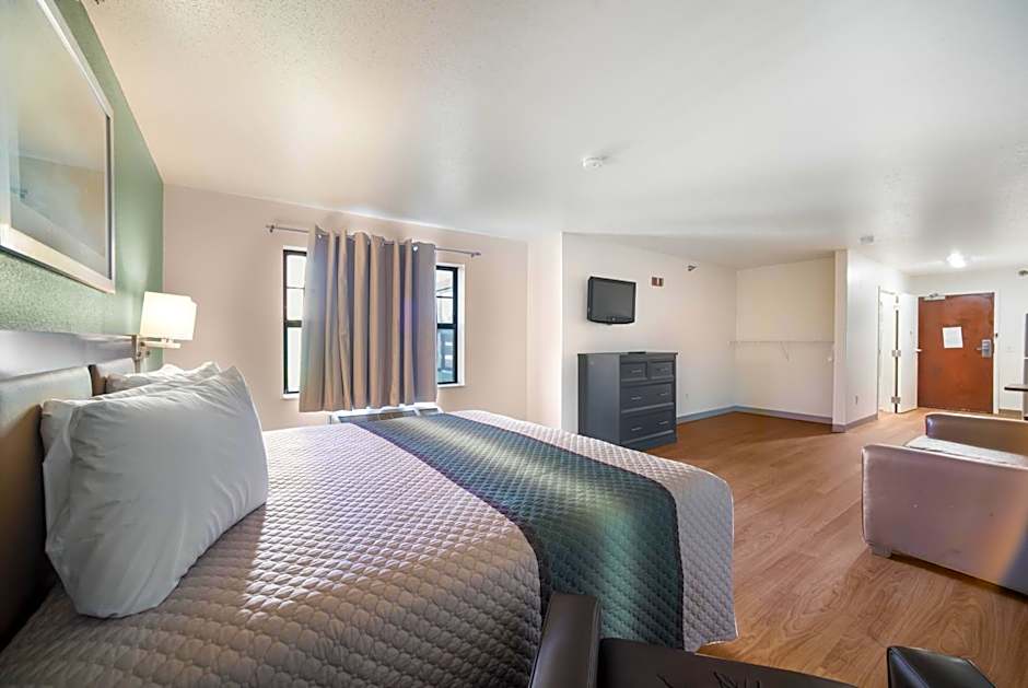 HomeTowne Studios by Red Roof St. Louis - Airport/ N Lindbergh