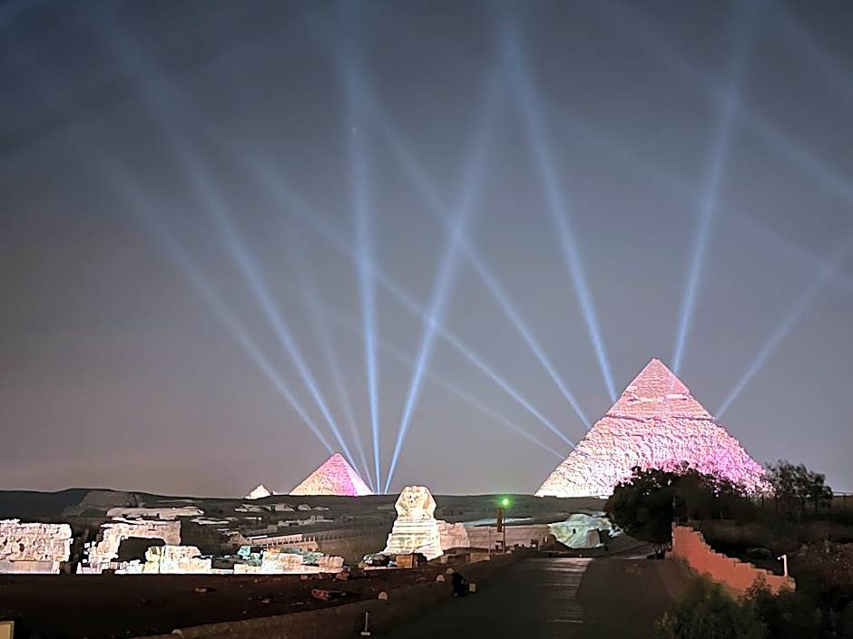 The Gate Hotel Front Pyramids & Sphinx View