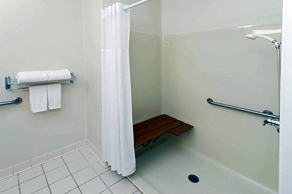 Super 8 by Wyndham Huntington