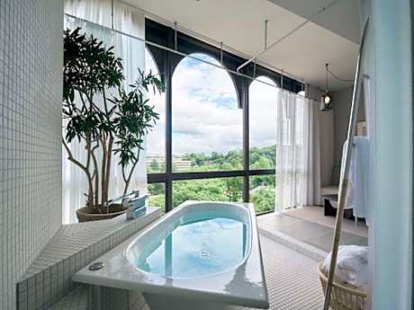 High floor suite with city view