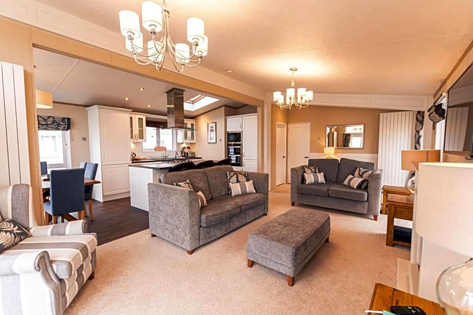 Lakeside Gem with Hot Tub