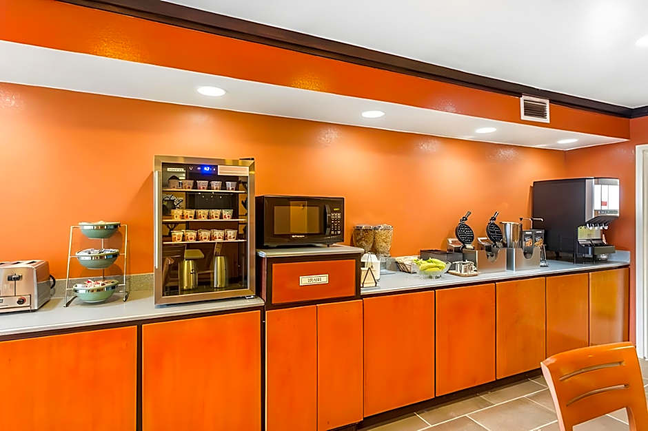 Econo Lodge Inn & Suites Airport