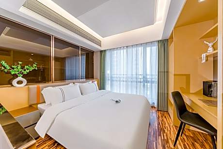 Deluxe 2-Bedroom Duplex Suite