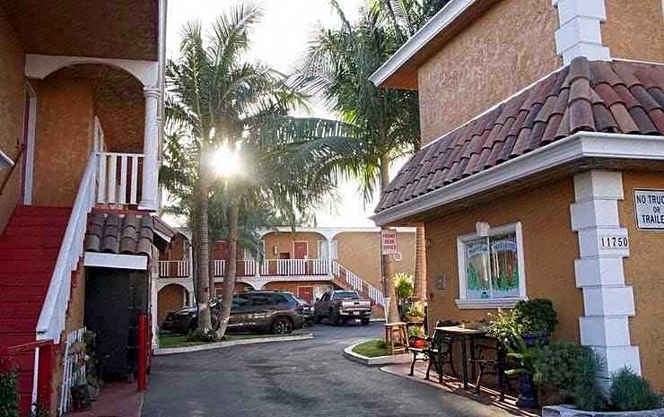 Paradise Inn & Suites