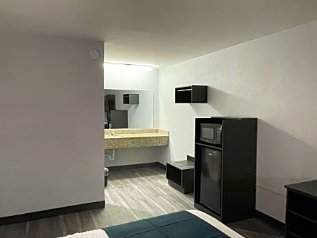 Deluxe King Room - Non-Smoking