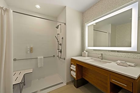 Queen Studio Suite with Roll-In Shower - Mobility Access/Non-Smoking