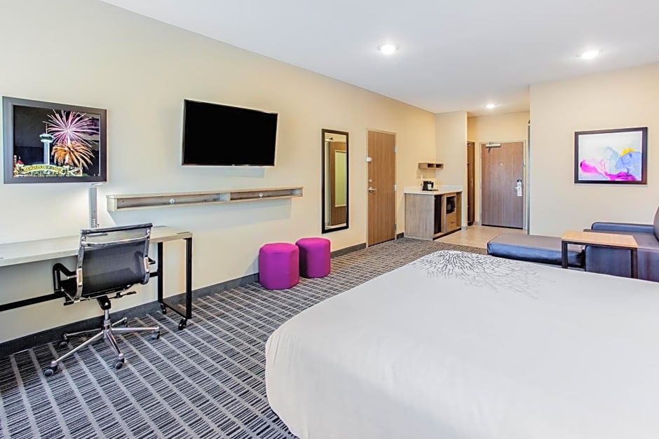 La Quinta Inn & Suites by Wyndham San Antonio Alamo City