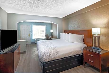 1 King Bed Deluxe Room Non-Smoking