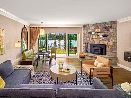 LUXURY LAKEFRONT 1BR SUITE 2 Doubles - Private Terrace or Balcony with Lake Views, 545sf, 50sm