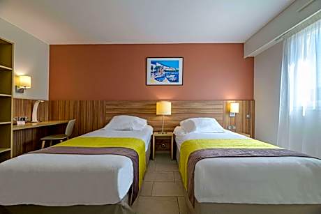 Suite - 3 King Beds Non-Smoking Three Bedrooms Two Trundle Beds Terrace Sea View 2 Bathrooms